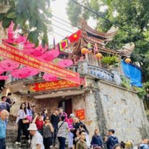 Ghé thăm đền Long Sơn ngay cạnh khu Đồi Rồng